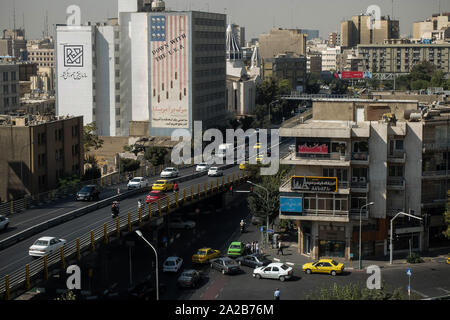 Téhéran, Iran. 2e oct, 2019. Les voitures roulent passé un géant mural de lecture 'bas avec les USA' sur une rue au centre-ville de Téhéran, Iran Rouzbeh Fouladi Crédit : Fil/ZUMA/Alamy Live News Banque D'Images