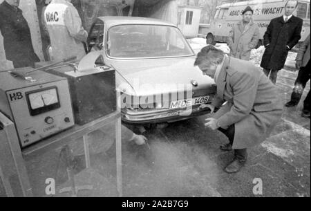 À la Koenigsplatz à Munich, à l'ADAC effectue des mesures des gaz d'échappement. En ce moment une BMW est à l'essai. Droit dans l'image, l'acteur Blacky Fuchsberger. Banque D'Images