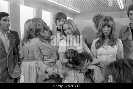 Séance photo avec juste la mascotte olympique des hôtesses et 'Perri' à l'occasion de la Jeux Olympiques d'été de 1972 à Munich. Banque D'Images