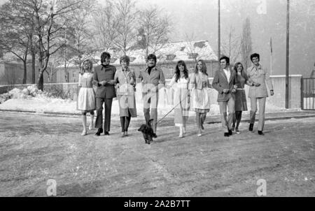 Séance photo avec juste la mascotte olympique des hôtesses et 'Perri' à l'occasion de la Jeux Olympiques d'été de 1972 à Munich. Banque D'Images