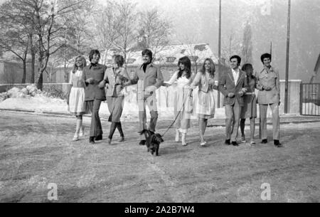 Séance photo avec juste la mascotte olympique des hôtesses et 'Perri' à l'occasion de la Jeux Olympiques d'été de 1972 à Munich. Banque D'Images