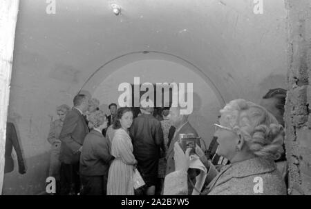 Un groupe de touristes visitent l'un des nombreux bunkers sur l'Obersalzberg. Banque D'Images