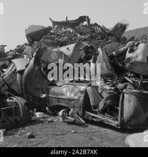 Épaves de voitures sur un junkyard. Ici peut être reconnu les restes de VW T1 et VW Coccinelle organes. Banque D'Images