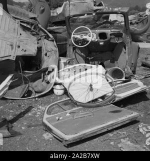 Épaves de voitures sur un junkyard. Ici peut être reconnu l'avant d'une Coccinelle avec le tableau de bord et volant ainsi que plusieurs portes et un a parlé d'une roue de bicyclette. Banque D'Images