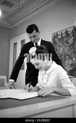 Au bureau du greffe de Bâle, une épouse qui signe le certificat lors de la cérémonie de mariage. L'un des conjoints est américaine. Banque D'Images