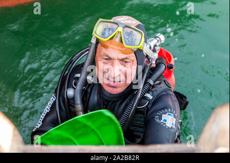 Schull, West Cork, Irlande. 2e oct, 2019. Un plongeur sort de l'eau après l'effacement d'une corde et d'un crab pot de l'hélice de chalutier de pêche "Laetitia". Le chalutier se prépare à faire un voyage de pêche de dernière minute avant de Storm Lorenzo hits Irlande demain. Met Eireann a émis un avertissement de vent Orange Statut Statut et un avertissement de pluie jaune pour la côte ouest de l'Irlande à partir de jeudi de 9h00 jusqu'à le même temps vendredi. Credit : Andy Gibson/Alamy Live News. Banque D'Images