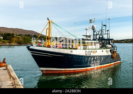 Schull, West Cork, Irlande. 2e oct, 2019.chalutier 'Laetitia' inverse loin de Schull Pier à la dernière minute voyage de pêche avant Storm Lorenzo hits Irlande demain. Met Eireann a émis un avertissement de vent Orange Statut Statut et un avertissement de pluie jaune pour la côte ouest de l'Irlande à partir de jeudi de 9h00 jusqu'à le même temps vendredi. Credit : Andy Gibson/Alamy Live News. Banque D'Images