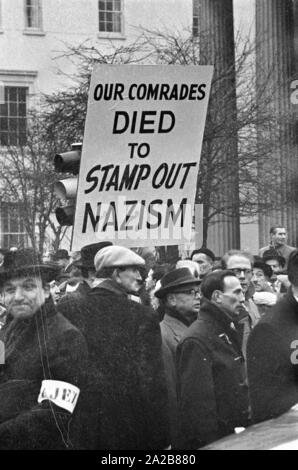 L'organisation d'anciens combattants 'Association of Jewish Ex-Servicemen et les femmes' (AJEX) a organisé une silentmarch de Marble Arch à l'ambassade d'Allemagne le 17 janvier 1960, pour protester contre la résurgence du nazisme en Europe. Les citoyens participent, ainsi que d'autres organisations de la Seconde Guerre mondiale. Une lettre de protestation est présenté à l'ambassadeur allemand à l'ambassade. Ici : protestataires avec un signe : 'Nos camarades sont morts pour éradiquer le nazisme". Banque D'Images