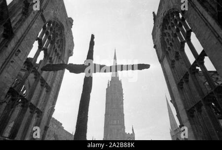 La Croix de carbonisé la cathédrale Saint Michael's à Coventry a été faite de poutres apparentes après la destruction de la cathédrale dans la seconde guerre mondiale. Banque D'Images