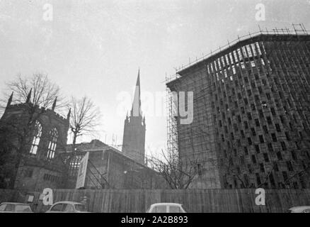 La nouvelle cathédrale St Michael's dans la région de Coventry est attaché à la paroi extérieure de la ruine de la vieille cathédrale. Banque D'Images