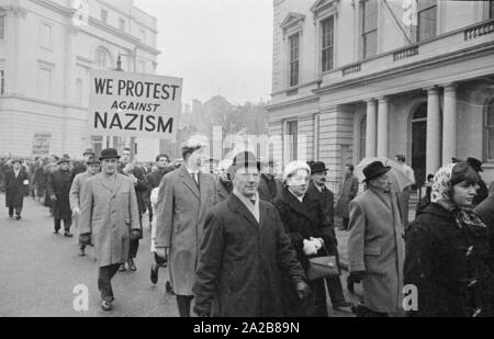 L'organisation d'anciens combattants 'Association of Jewish Ex-Servicemen et les femmes' (AJEX) a organisé une silentmarch de Marble Arch à l'ambassade d'Allemagne le 17 janvier 1960, pour protester contre la résurgence du nazisme en Europe. Les citoyens participent, ainsi que d'autres organisations de la Seconde Guerre mondiale. Une lettre de protestation est présenté à l'ambassadeur allemand à l'ambassade. Ici : les manifestants à signes 'Nous protestons contre le nazisme". Banque D'Images