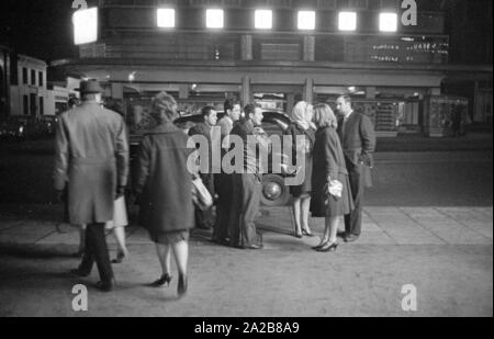 Les hommes et les femmes sur une nuit à Londres. Banque D'Images