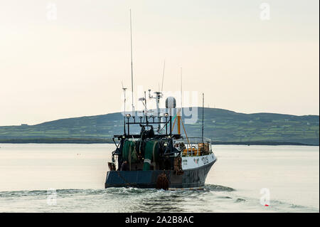 Schull, West Cork, Irlande. 2e oct, 2019.chalutier 'Laetitia sails loin de Schull Pier à la dernière minute voyage de pêche avant Storm Lorenzo hits Irlande demain. Met Eireann a émis un avertissement de vent Orange Statut Statut et un avertissement de pluie jaune pour la côte ouest de l'Irlande à partir de jeudi de 9h00 jusqu'à le même temps vendredi. Credit : Andy Gibson/Alamy Live News. Banque D'Images