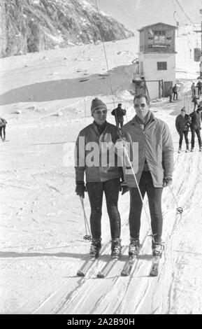 Les astronautes de la mission Apollo 15 tandis que le ski lors de leur visite à la Zugspitze dans le cadre de leur tournée de bonne volonté. Dans l'image David Scott (r.), le commandant de la mission. Banque D'Images