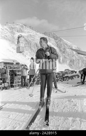 Les astronautes de la mission Apollo 15 tandis que le ski lors de leur visite à la Zugspitze dans le cadre de leur tournée de bonne volonté. Dans l'image James Irwin, pilote du module lunaire. Banque D'Images