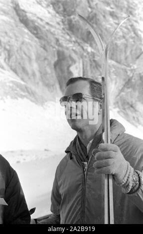 Les astronautes de la mission Apollo 15 tandis que le ski lors de leur visite à la Zugspitze dans le cadre de leur tournée de bonne volonté. Dans l'image David Scott, le commandant de la mission. Banque D'Images