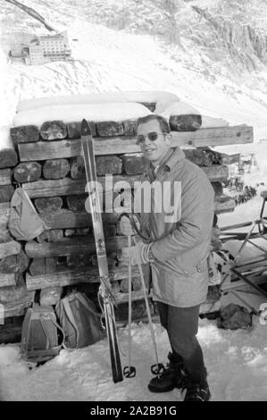 Les astronautes de la mission Apollo 15 tandis que le ski lors de leur visite à la Zugspitze dans le cadre de leur tournée de bonne volonté. Dans l'image David Scott, le commandant de la mission. Banque D'Images