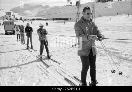 Les astronautes de la mission Apollo 15 tandis que le ski lors de leur visite à la Zugspitze dans le cadre de leur tournée de bonne volonté. Dans l'image David Scott (1er à gauche), commandant de la mission et Alfred Worden (3e à gauche), pilote du module de commande dans les remontées mécaniques. Banque D'Images