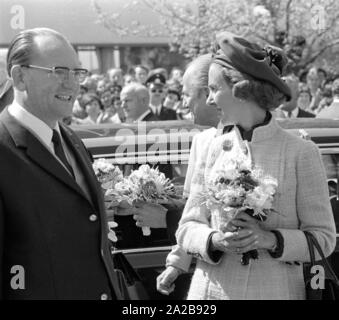 À la fin d'avril 1971, le couple royal belge a visité Munich. Sur la photo : La Reine Fabiola quitte la voiture en face de l'usine Siemens. Banque D'Images