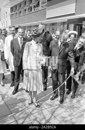 À la fin d'avril 1971, le couple royal belge a visité Munich. Sur la photo : La Reine Fabiola visiter les usines Siemens. Banque D'Images