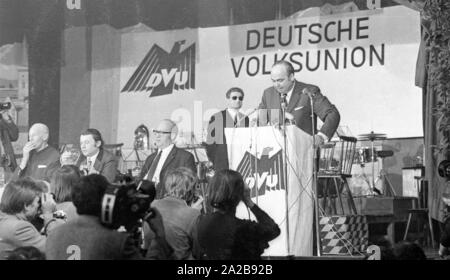 Le 03.04.1971 le parti néo-nazi allemand 'People's Union' (aujourd'hui NPD) a organisé sa première grande manifestation en Schwabinger Bräu à Munich, sous la direction de l'éditeur Gerhard Frey. Il y avait un meeting de protestation avec des hommes politiques, une contre-manifestation et blocus de l'immeuble. Photo : dr chef de parti. Frey au lutrin. Banque D'Images