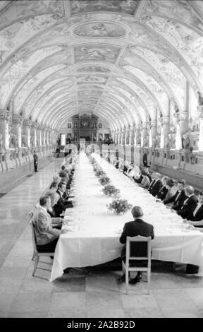 À la fin d'avril 1971, le couple royal belge a visité Munich. Sur la photo : banquet d'état dans la Residenz. Banque D'Images