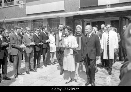 À la fin d'avril 1971, le couple royal belge a visité Munich. Sur la photo : La Reine Fabiola quitte l'usine de Siemens. Banque D'Images