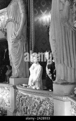 À la fin d'avril 1971, le couple royal belge a visité Munich. Dans l'image : Baudouin et Fabiola dans la loge royale du Théâtre National. Banque D'Images