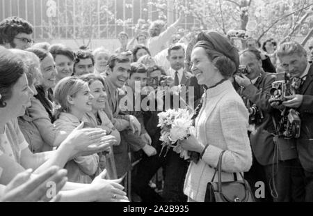 À la fin d'avril 1971, le couple royal belge a visité Munich. Sur la photo : La Reine Fabiola se félicite de la foule en face de l'Siemenswerke. Banque D'Images