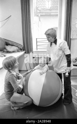 Un bébé reçoit un traitement de physiothérapie dans le centre de l'enfance de l'université Ludwig Maximilian à Munich. Banque D'Images