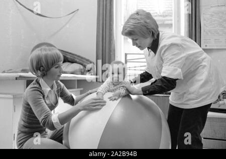 Un bébé reçoit un traitement de physiothérapie dans le centre de l'enfance de l'université Ludwig Maximilian à Munich. Banque D'Images