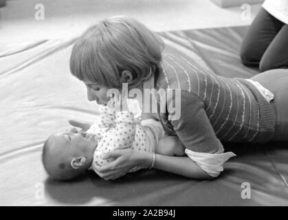 Un bébé reçoit un traitement de physiothérapie dans le centre de l'enfance de l'université Ludwig Maximilian à Munich. Banque D'Images