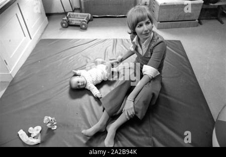 Un bébé reçoit un traitement de physiothérapie dans le centre de l'enfance de l'université Ludwig Maximilian à Munich. Banque D'Images