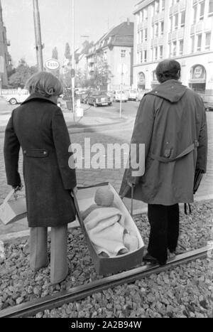 Un bébé reçoit un traitement de physiothérapie dans le centre de l'enfance de l'université Ludwig Maximilian à Munich. Banque D'Images