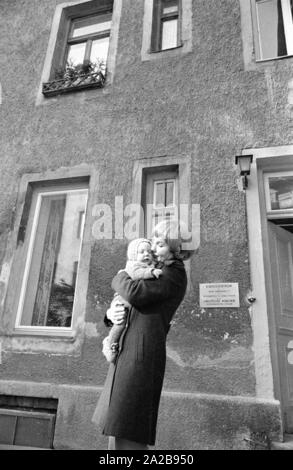 Un bébé reçoit un traitement de physiothérapie dans le centre de l'enfance de l'université Ludwig Maximilian à Munich. Banque D'Images