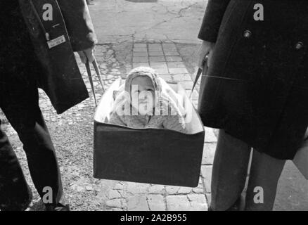 Un bébé reçoit un traitement de physiothérapie dans le centre de l'enfance de l'université Ludwig Maximilian à Munich. Banque D'Images