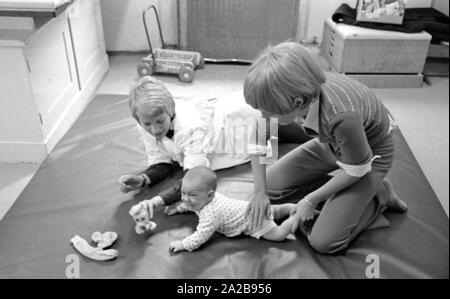 Un bébé reçoit un traitement de physiothérapie dans le centre de l'enfance de l'université Ludwig Maximilian à Munich. Banque D'Images