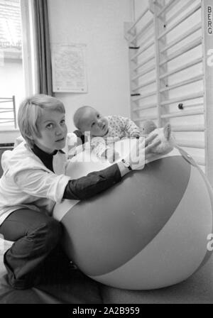 Un bébé reçoit un traitement de physiothérapie dans le centre de l'enfance de l'université Ludwig Maximilian à Munich. Banque D'Images