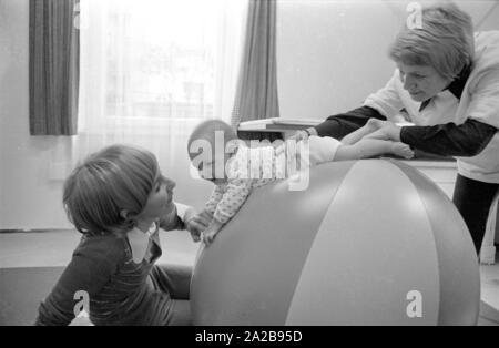 Un bébé reçoit un traitement de physiothérapie dans le centre de l'enfance de l'université Ludwig Maximilian à Munich. Banque D'Images