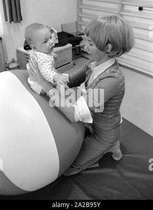 Un bébé reçoit un traitement de physiothérapie dans le centre de l'enfance de l'université Ludwig Maximilian à Munich. Banque D'Images