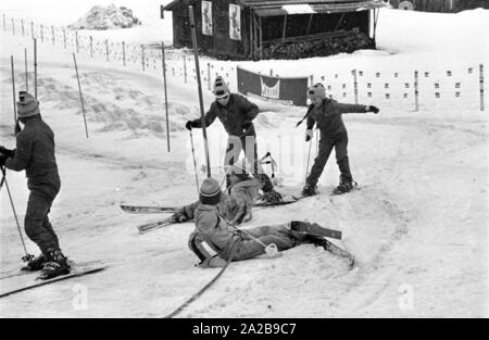 Les enfants à un cours de ski de l'Skischule Garmisch-partenkirchen. L'entreprise "marqueur" annonce ses fixations de ski de sécurité avec des bannières. Banque D'Images