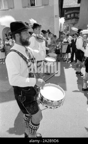 Tambours de la fanfare à une parade de costumes en Haute-Bavière. Banque D'Images