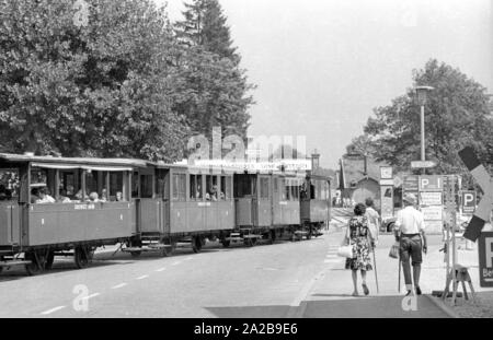 Le Chiemsee partent de la gare ferroviaire de Prien am Chiemsee à l'embarcadère Prien-Stock. Banque D'Images