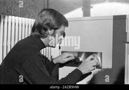 L'acteur américain Robert Wagner à un tir, probablement pour la série TV "Il faut un voleur", dans laquelle il joue le rôle principal. Banque D'Images