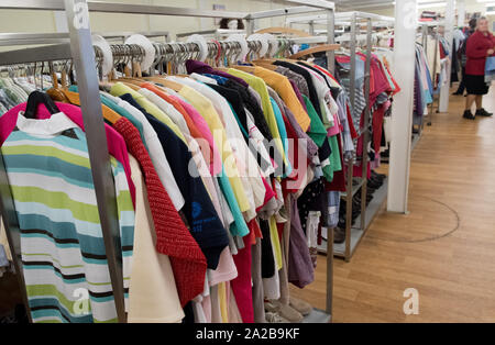 Greifswald, Allemagne. 06Th Oct, 2019. Les vêtements d'accroche sur un stand d'information et de vente dans le département social store Greifswald. L'institution propose des meubles d'occasion, appareils électriques, l'habillement, des chaussures ou des livres à vendre aux citoyens. Credit : Stefan Sauer/dpa-Zentralbild/dpa/Alamy Live News Banque D'Images