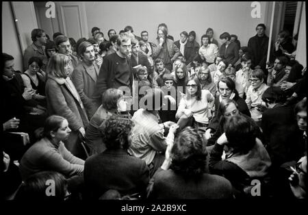 L'Allemagne. Francfort. 28. Janvier 1969.Debatte von Studenten des SDD mit Hans-Jürgen Krahl zur Aktion zur Prominentenveranstaltung Kiesender mit Bundeskanzler Kurt Georg suis 30.1. dans Frankfurter Oper.Les étudiants du SDS de débattre avec Hans-Jürgen Krahl sur mesures pour la visite du chancelier Kiesinger à l'opéra de Francfort. M-GE-FRA-099 Copyright : Max Scheler/SZ Photo. Auteur : Max Scheler/SZ Photo. Banque D'Images