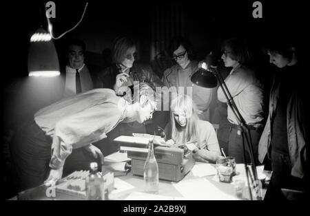 L'Allemagne. Francfort. 28. Janvier 1969.Im Büro des SDD Bundesvorstands Wilhelm-Häuf in der-Straße 5 verfasst Hans-Jürgen Krahl zusammen mit Annette Bauer das Flugblatt Ohrfeigt Kiesinger. Es ruft zur Protest-Aktion Abendveranstaltung während der am 30.1. an der Oper de Francfort auf, die auf den 36. Jahrestag der NS Machtergreifung fällt. Hans-Jürgen Krahl und Anette Bauer de la création d'un prospectus dans le bureau du Groupe d'étudiants et d'Socialst - SDD - à Francfort. M-GE-FRA-132 Copyright : Max Scheler/SZ Photo. Auteur : Max Scheler/SZ Photo. Banque D'Images