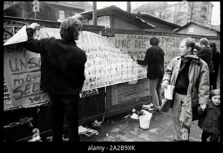L'Allemagne. Francfort. 28. Janvier 1969. Un nouveau poste de la séminaire Spartakus en cours d'installation sur le chemin de la cafétéria. Elle appelle au boycott et à la routine de l'université à l'arrêt. Auteur : Max Scheler/SZ Photo. Banque D'Images
