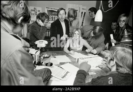 L'Allemagne. Francfort. 28. Janvier 1969. Hans-Jürgen Krahl und Anette Bauer de la création d'un prospectus dans le bureau du Groupe d'étudiants et d'Socialst - SDD - à Francfort. Auteur : Max Scheler/SZ Photo. Banque D'Images