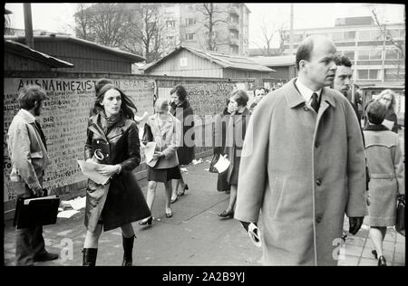 L'Allemagne. Francfort. 28. Janvier 1969. Flyers de la séminaire étant remis Spartakus sur le chemin de la cafétéria. Auteur : Max Scheler/SZ Photo. Banque D'Images
